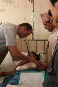 Les examining a patient (taken by Pernilla Ardeby). 